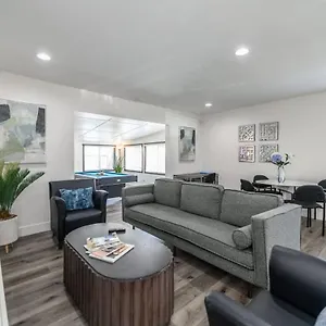 https://safari-escape-disneyland-5-bedroom-4-bath-game-rm.topanaheimhotels.com